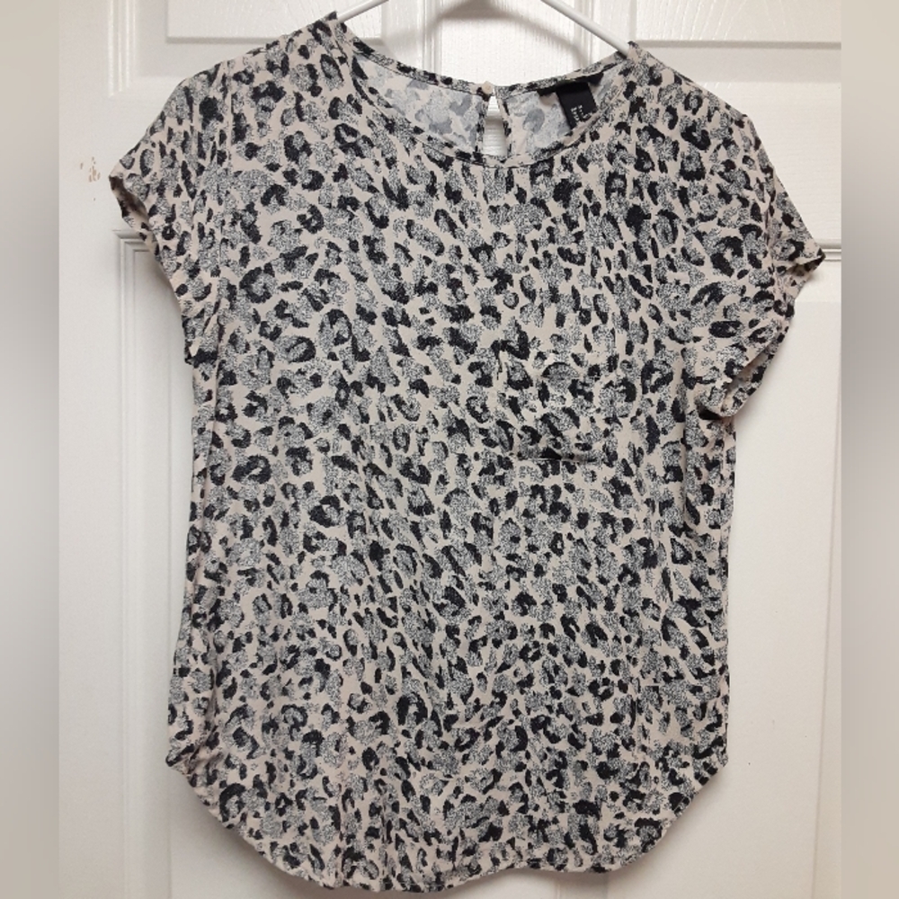 H&M Cream Keyhole Back Cheetah Leopard Print Pocket Front Short Sleeve Top